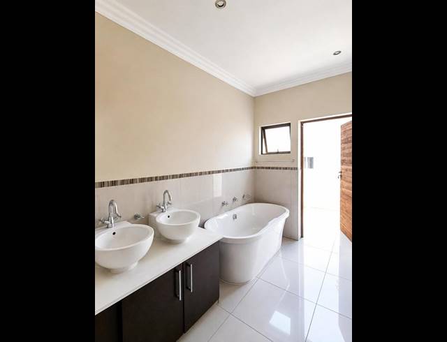 3 BEDROOM CLUSTER FOR SALE IN BRYANSTON EAST